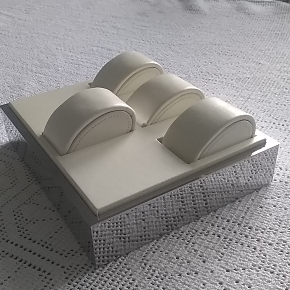 DISPLAY TRAY FOR 4 WATCHES WITH CUSHIONS - Picture 2 of 4